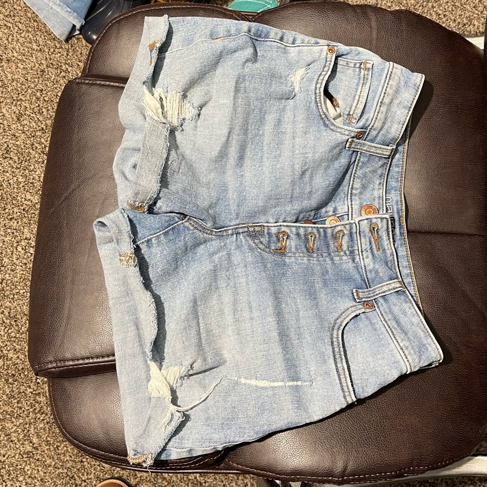 Maurice’s Sz 6. High rise distressed denim shorts.